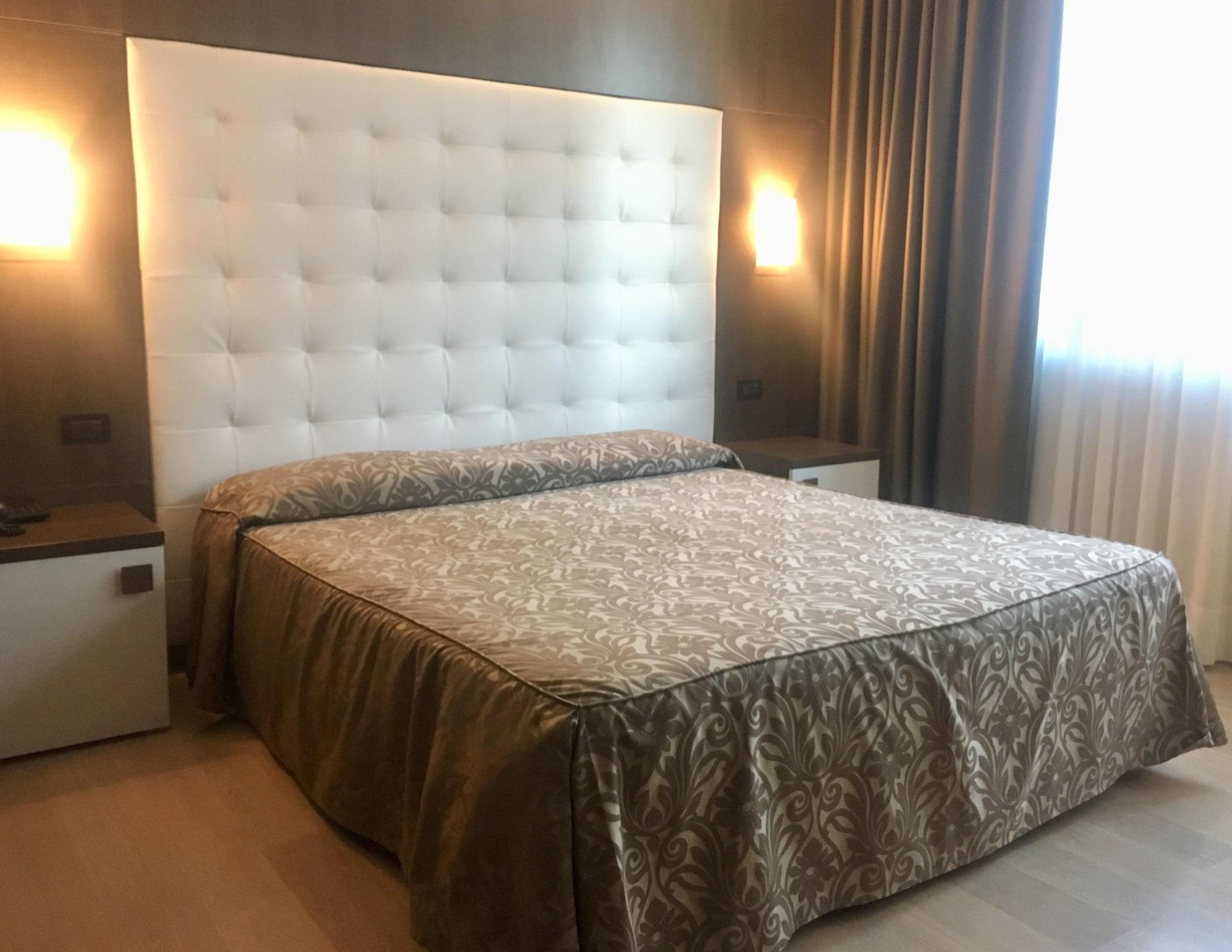 ויצ'נצה Hotel Victoria מראה חיצוני תמונה