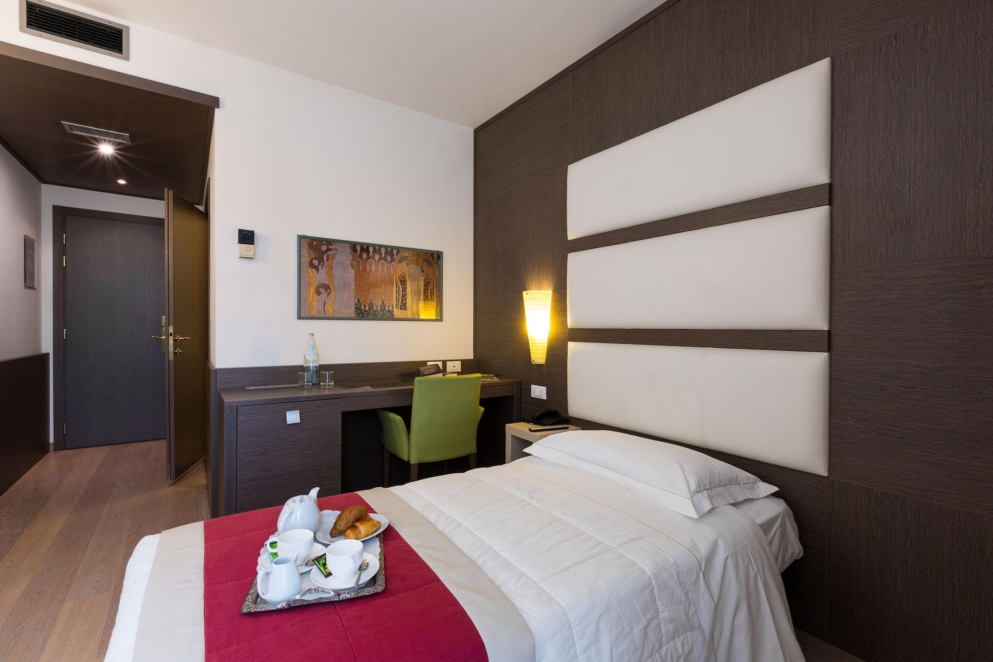 ויצ'נצה Hotel Victoria מראה חיצוני תמונה