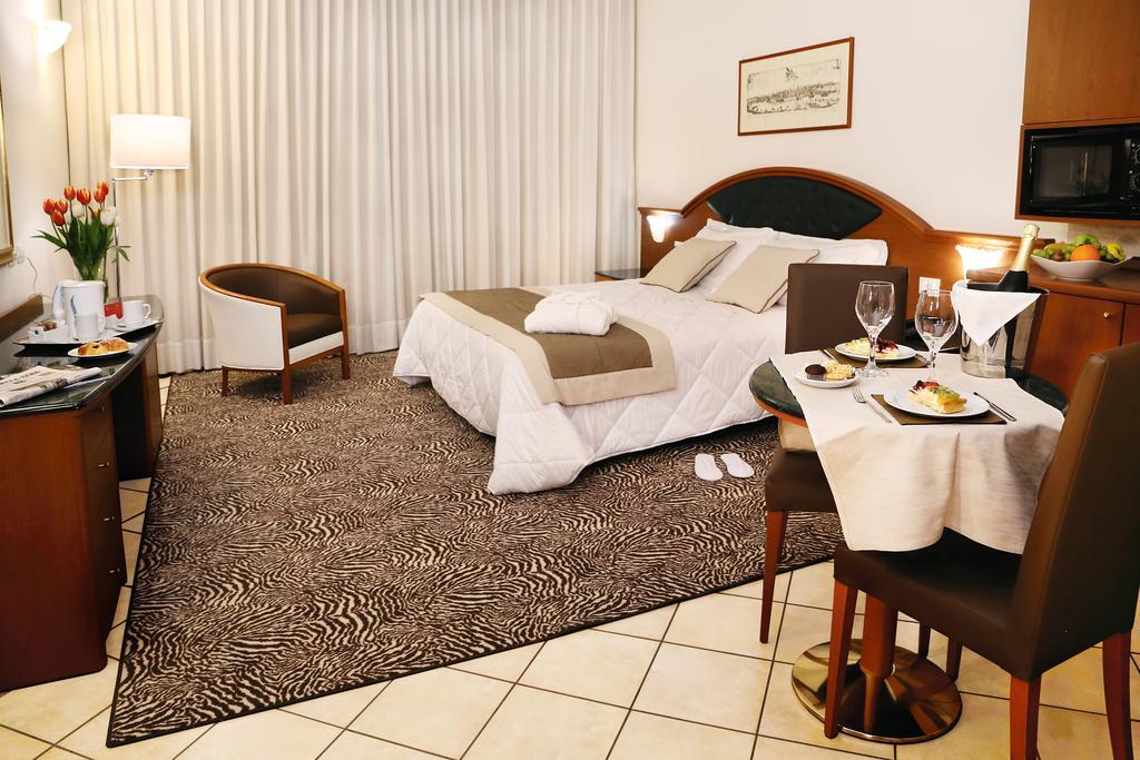 ויצ'נצה Hotel Victoria מראה חיצוני תמונה